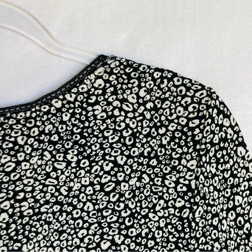 Kensie Women's abstract animal print quarter length sleeve top blouse, Sz L - Picture 15 of 16